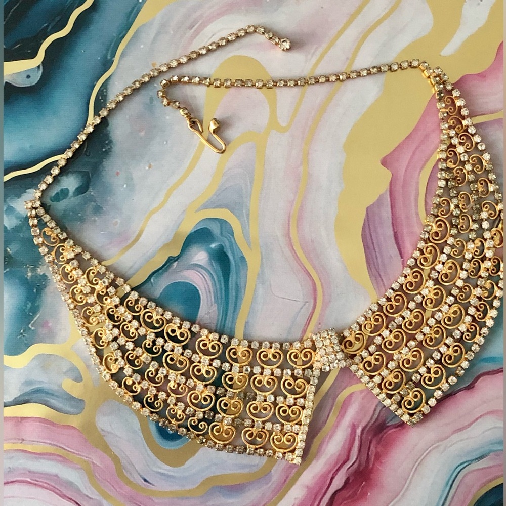 VTG Gold tone collar sparkle necklace includes earrings